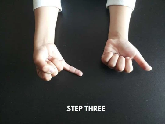 Step 3: opening two fingers on the opposite hand