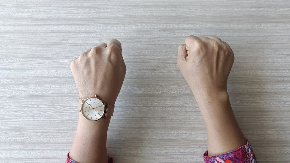 Step 1: both hands resting palms down, side by side