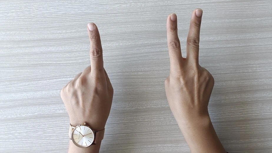 Step 4: two fingers open on the right hand and one on the left